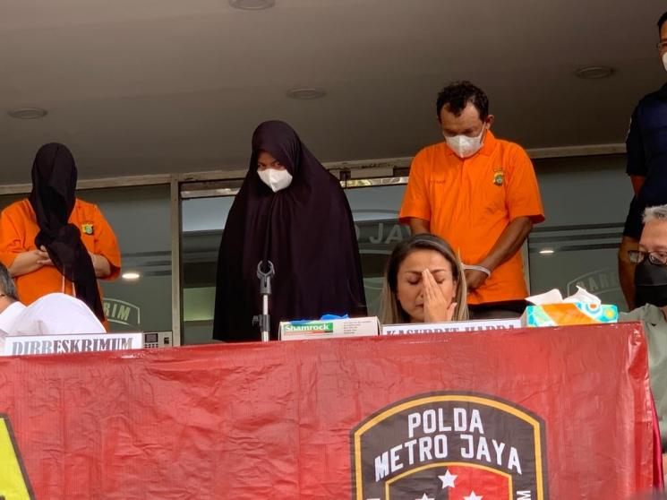 Riri Khasmita (berhijab) menatap sinis ke arah Nirina Zubir. [MataMata.com/Evi Ariska]