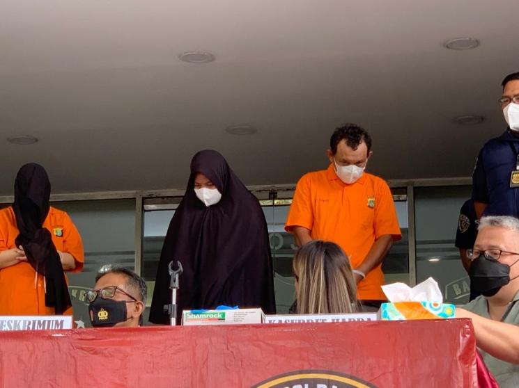 Riri Khasmita (berhijab) menatap sinis ke arah Nirina Zubir. [MataMata.com/Evi Ariska]
