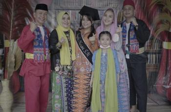 Rayakan Wisuda Adik, Keluarga Ayu Ting Ting Kompak Pakai Baju Adat Betawi