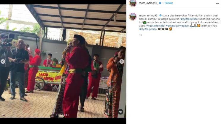 Potret syukuran kelulusan adik Ayu Ting Ting. (Instagram/@mom_ayting92_)