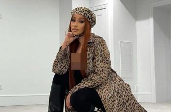 Pakai Topeng Emas, Penampilan Nyentrik Cardi B di AMAs Jadi Bahan Gosip