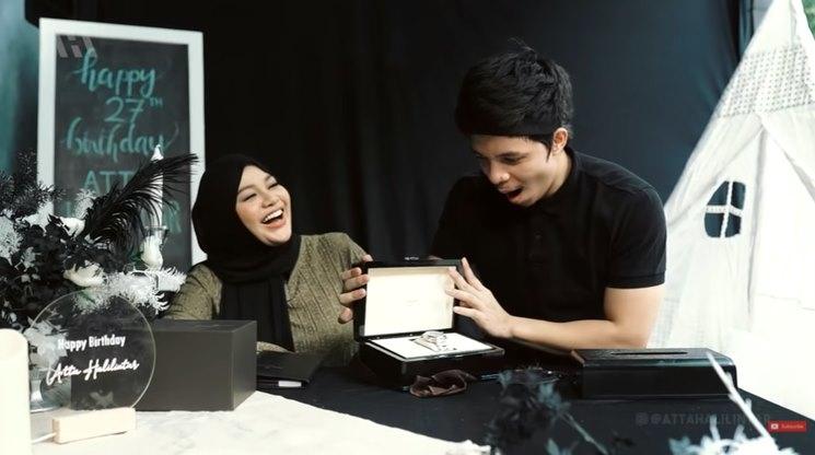 Momen Atta Halilintar mendapat hadiah jam tangan mewah dari Aurel. (YouTube/AH)