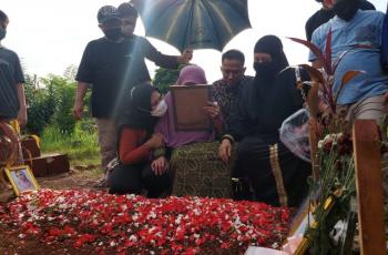 Nenek Tak Berhenti Menangis di Kuburan Vanessa Angel