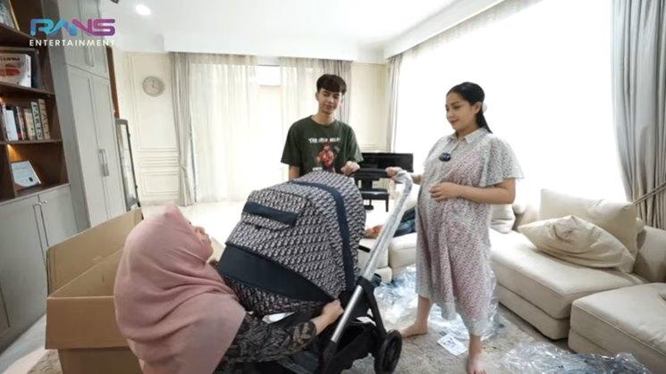 Penampakan stroller calon anak Nagita Slavina dan Raffi Ahmad. (YouTube/RANS Entertainment)