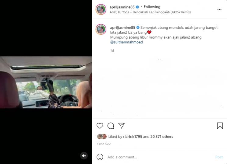 April Jasmine, istri Ustaz Solmed nyetir mobil mewah. (Instagram/apriljasmine85)
