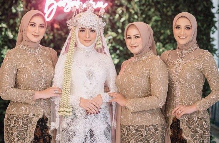 Gaya Artis di Pernikahan Adik. (Instagram/@ericaputrii)