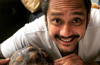 4 Artis Penyayang Hewan yang Gemar Mengoleksi Reptil Unik