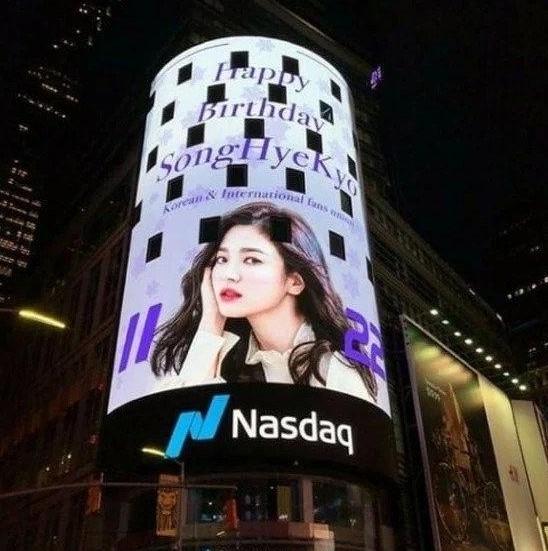 Artis Korea Mejeng di New York Times Square (koreaboo)