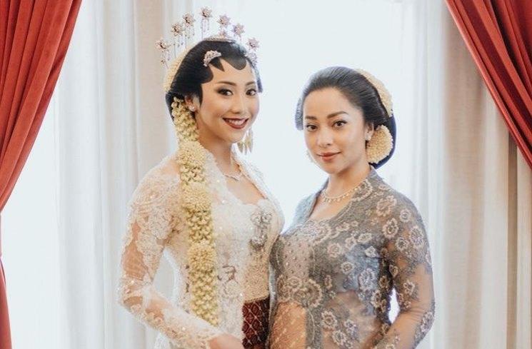 Gaya Artis di Pernikahan Adik. (Instagram/@nikitawillyofficial94)