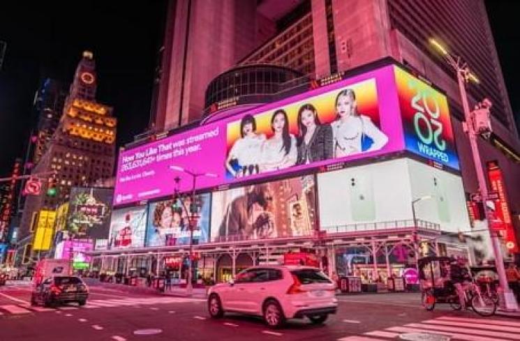 Artis Korea Mejeng di New York Times Square (9gag)
