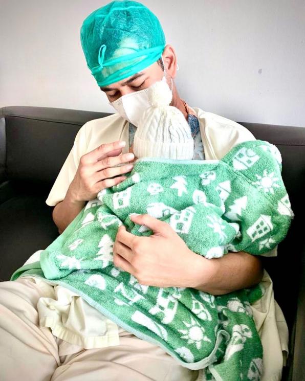 Raffi Ahmad pertama kali gendong anak keduanya. (Instagram/@raffinagita1717)