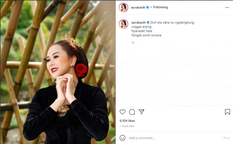 Aura Kasih tampil anggun bak pengantin. (Instagram/aurakasih)