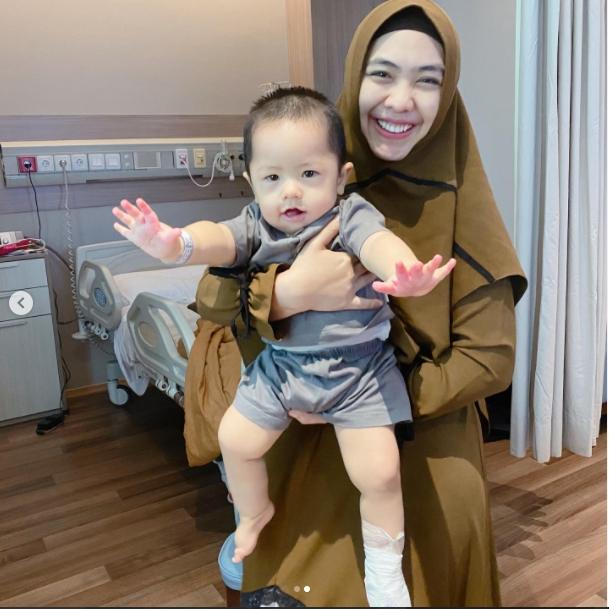 Oki Setiana Dewi dan Sulaiman Ali Abdullah. (Instagram/okisetianadewi)