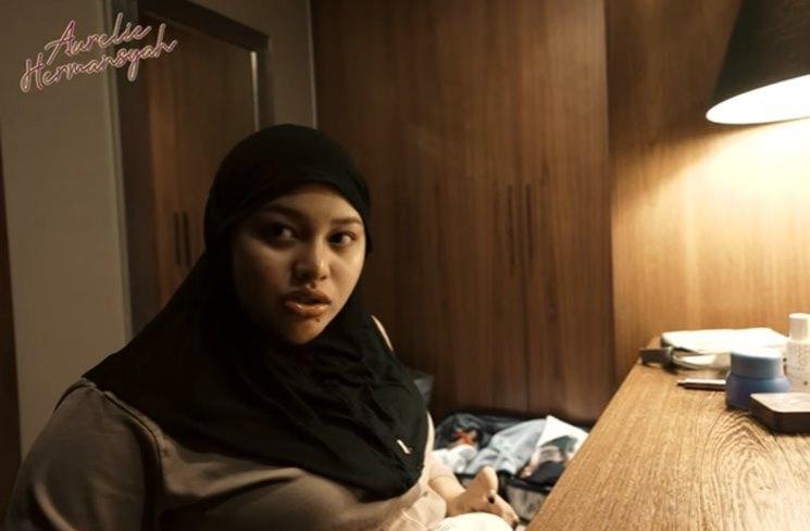 Momen Aurel Hermansyah sekolahkan anak di dalam kandungan. (YouTube/Aurelie Hermansyah)