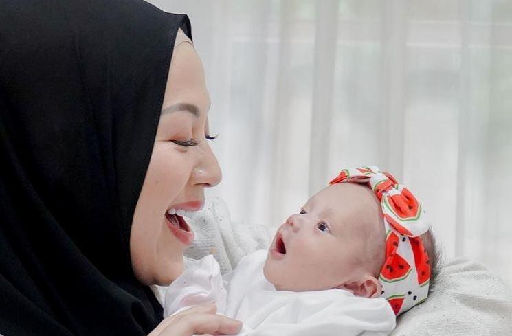 Istri Denny Cagur, Shanty Denny, gendong anak Baby Meshwa. (Instagram/@shantydenny)