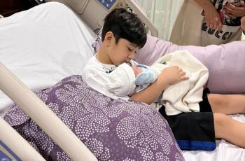 3 Potret Rafathar Momong Baby R, Ada Ciuman Penuh Kasih Sayang