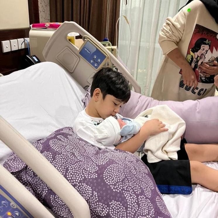Rafathar gendong baby R. (Instagram/raffinagita1717)