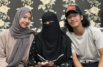 Abidzar Al Ghifari Cium Kaki Umi Pipik di Momen Ulang Tahun, Bikin Mewek!