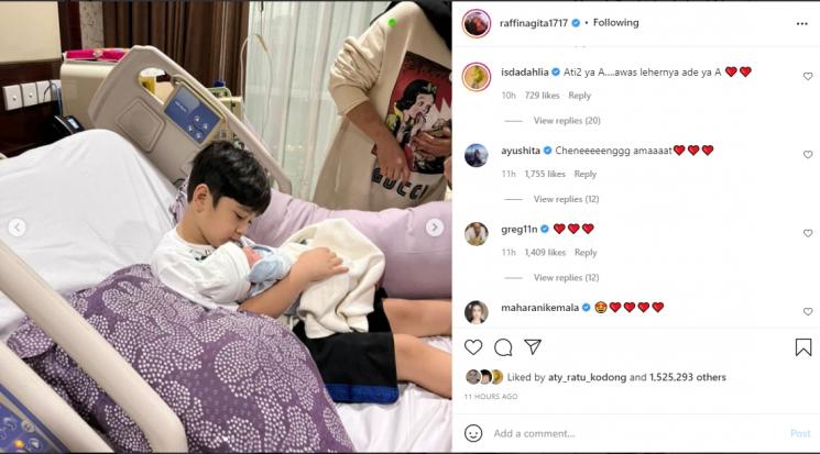 Iis Dahlia mengomentari cara Rafathar gendong baby R. (Instagram/raffinagita1717)