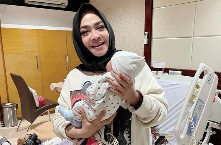 Rieta Amilia gendong anak kedua Raffi Ahmad dan Nagita Slavina, Baby R. (Instagram/@rieta_amilia)