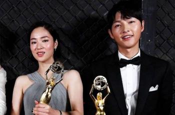 Mesranya Song Joong Ki dan Jeon Yeo Bin saat Hadiri Blue Dragon Film Awards