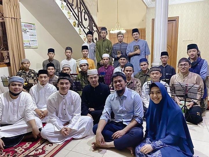 Oki Setiana Dewi bersama Ameer Azzikra. (Instagram/okisetianadewi)