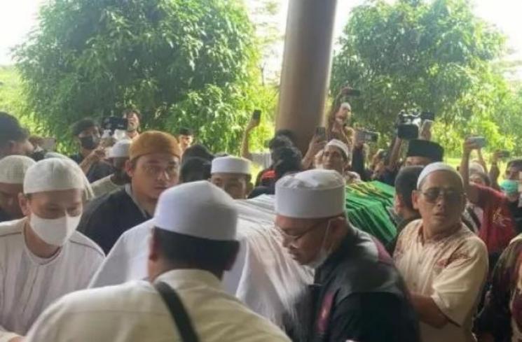 Proses pemakaman jenazah Ameer Azikra di Ponpes Az Zikra Gunung Sindur Bogor, Senin (29/11/2021). [Matamata.com/Adiyoga Priyambodo]
