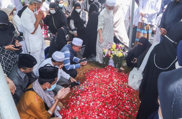 Alvin Faiz dan Nadzira Shafa berdoa di pusara Muhammad Ameer Azzikra. [MataMata.com/Alfian Winanto]
