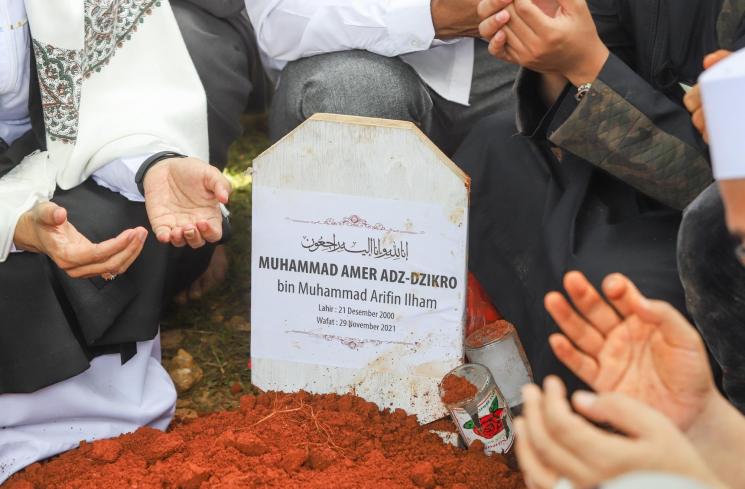 Alvin Faiz dan Nadzira Shafa berdoa di pusara Muhammad Ameer Azzikra. [MataMata.com/Alfian Winanto]