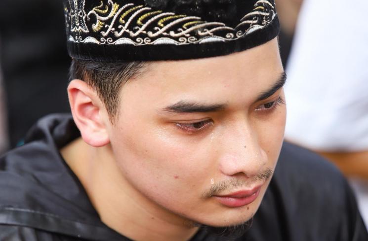 Alvin Faiz dan Nadzira Shafa berdoa di pusara Muhammad Ameer Azzikra. [MataMata.com/Alfian Winanto]