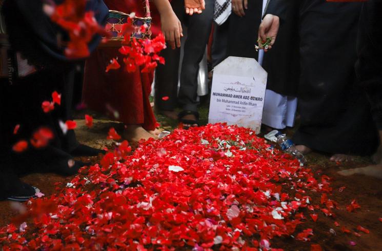 Alvin Faiz dan Nadzira Shafa berdoa di pusara Muhammad Ameer Azzikra. [MataMata.com/Alfian Winanto]