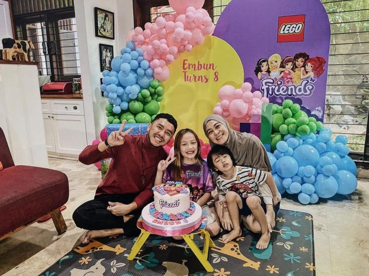 Potret Harmonis Keluarga Ananda Omesh dan Dian Ayu (Instagram/omeshomesh)