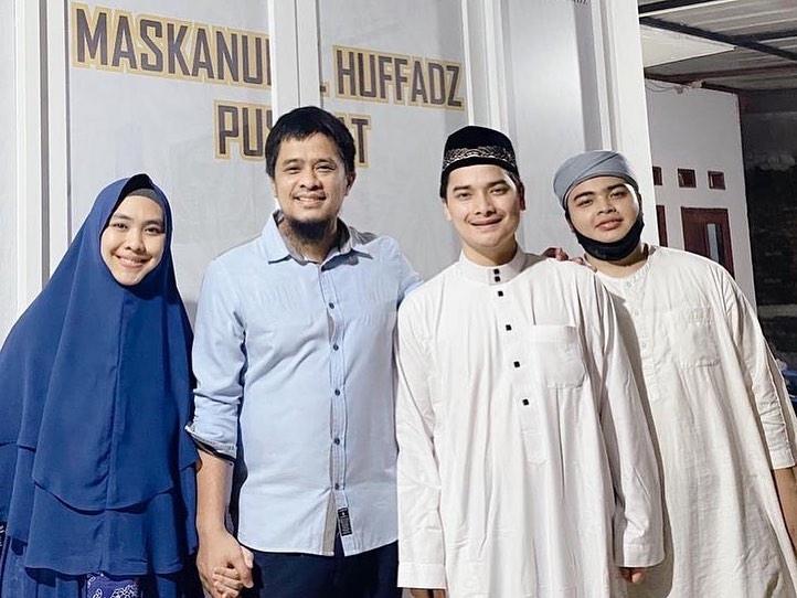 Oki Setiana Dewi bersama Ameer Azzikra. (Instagram/okisetianadewi)