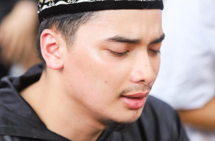 Alvin Faiz dan Nadzira Shafa berdoa di pusara Muhammad Ameer Azzikra. [MataMata.com/Alfian Winanto]
