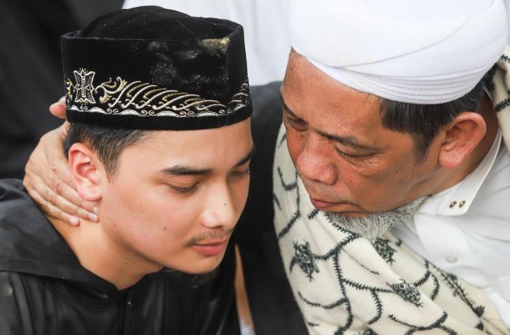 Alvin Faiz dan Nadzira Shafa berdoa di pusara Muhammad Ameer Azzikra. [MataMata.com/Alfian Winanto]