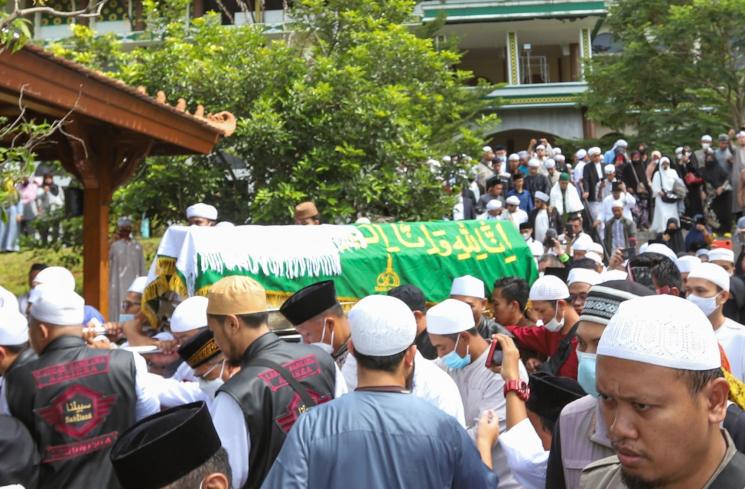 Alvin Faiz dan Nadzira Shafa berdoa di pusara Muhammad Ameer Azzikra. [MataMata.com/Alfian Winanto]