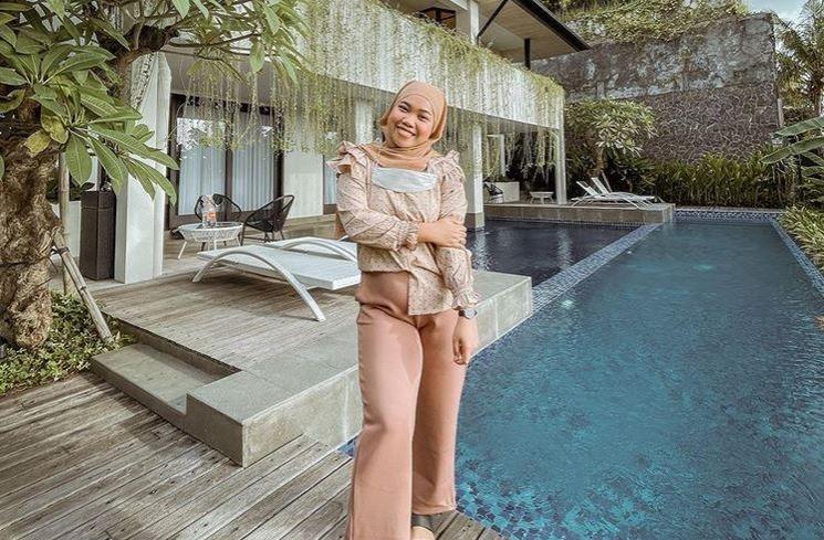 Penampilan Terbaru Mumuk Gomez Berhijab. (Instagram/@mumukgomez)