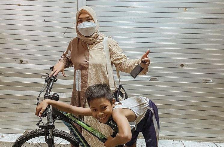 Penampilan Terbaru Mumuk Gomez Berhijab. (Instagram/@mumukgomez)