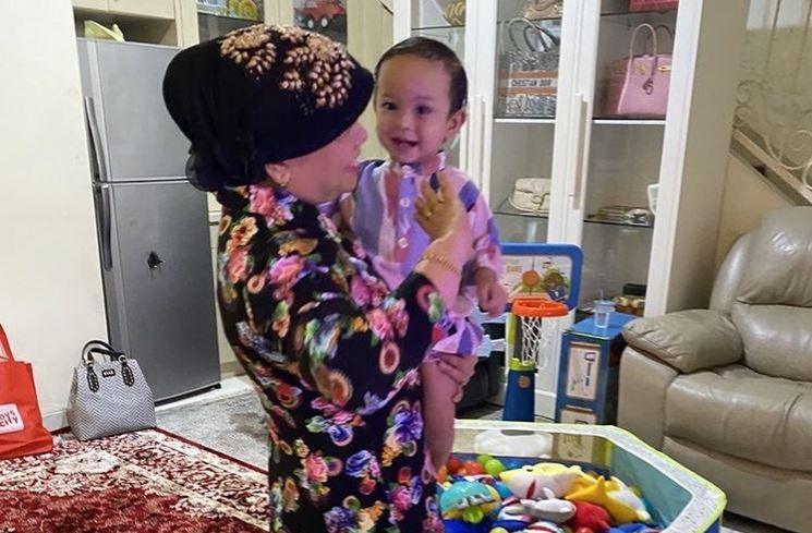 Potret Ayah dan Ibu Bibi Ardiansyah Momong Gala Sky. (Instagram/@h_faisal_69)