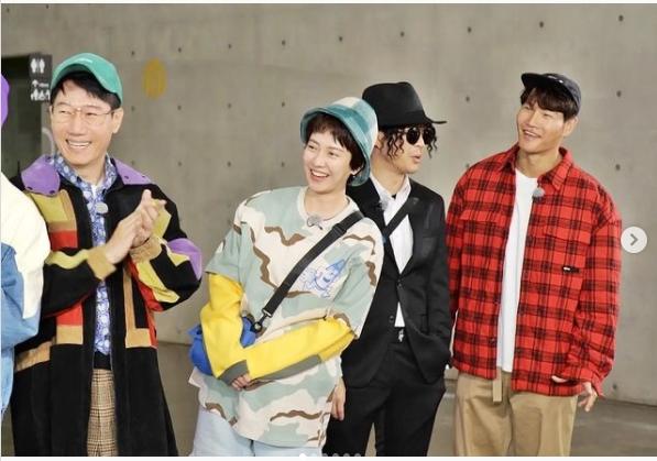 Potret Song Ji Hyo Berambut Pendek (Instagram/sbs_runningman_sbs)