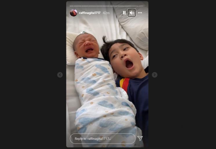 Rafathar Godain Baby Rayyanza saat Tidur. (Instagram/raffinagita1717)