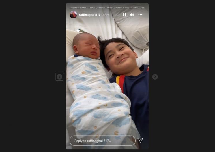 Rafathar Godain Baby Rayyanza saat Tidur. (Instagram/raffinagita1717)