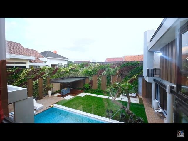 Potret Rumah Titi Kamal dan Christian Sugiono (YouTube/Titi dan Tian)