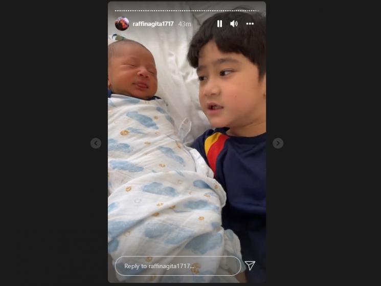 Rafathar Godain Baby Rayyanza saat Tidur. (Instagram/raffinagita1717)