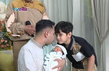 Raffi Ahmad Unggah Foto Rafathar dan Rayyanza Tidur, Bak Pinang Dibelah Dua