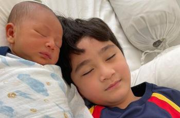 Rafathar Godain Adiknya saat Tidur, Baby Rayyanza Beri Balasan Kocak!
