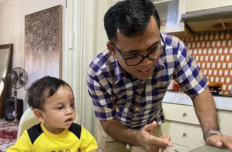 Potret Ayah dan Ibu Bibi Ardiansyah Momong Gala Sky. (Instagram/@h_faisal_69)