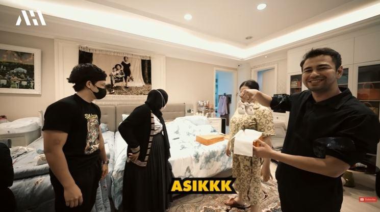 Momen Atta dan Aurel memberikan kado untuk Rayyanza, anak kedua Raffi Ahmad. (YouTube/AH)