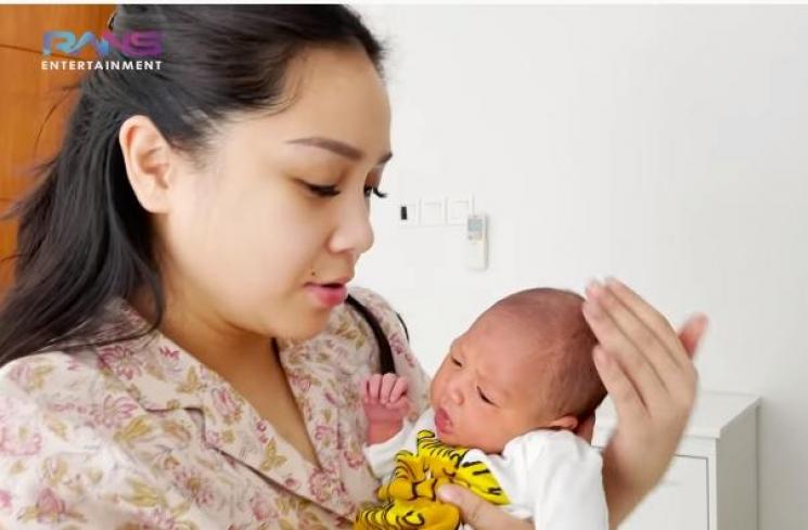 Momen Nagita Slavina mandikan Rayyanza (YouTube.com)