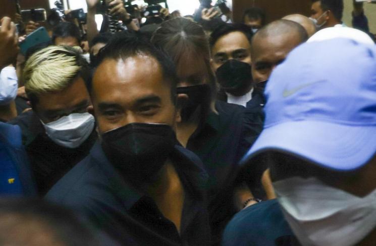 Nia Ramadhani dan suaminya, Ardi Bakrie menyapa awak media saat akan menjalani sidang kasus narkoba di Pengadilan Negeri Jakarta Pusat, Kamis (2/12/2021). [Matamata.com/Alfian Winanto]